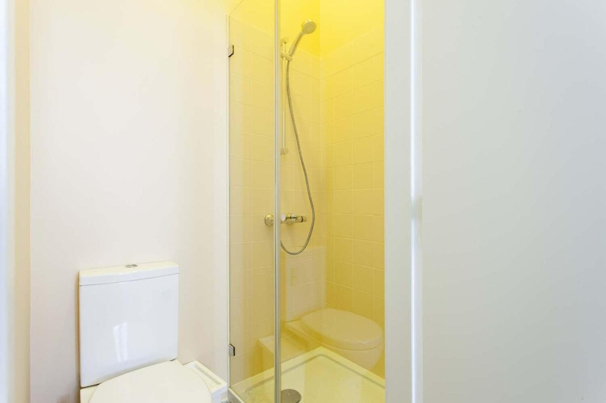 Apartment 2 Bedroom Located Heart Of